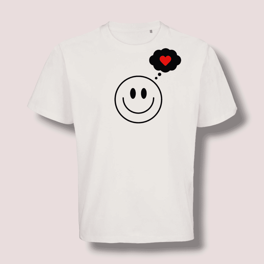 balti marškinėliai veidukas su šypsena ir mintis širdis